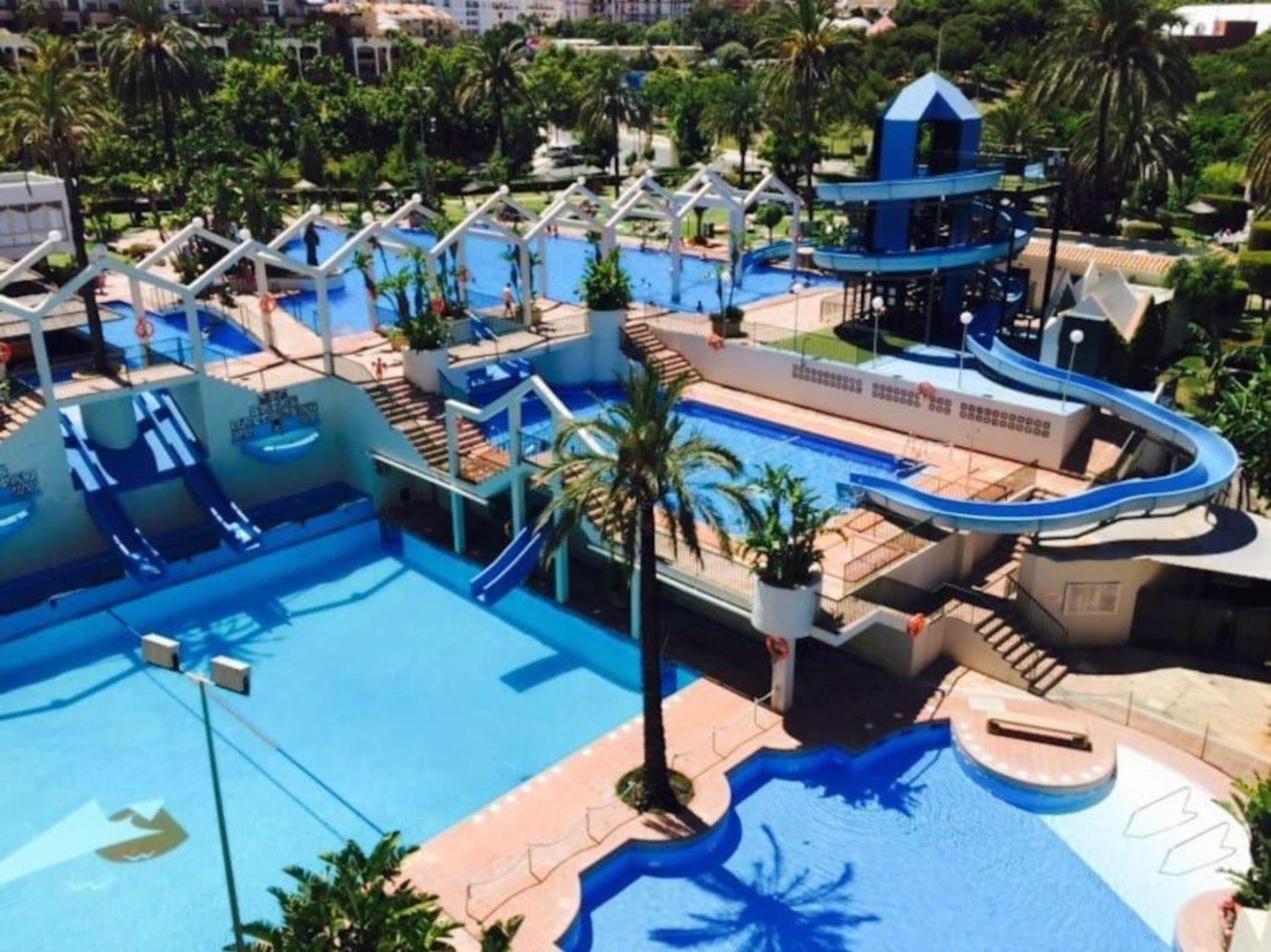 Casa Oasis Benalbeach 贝纳尔马德纳 外观 照片